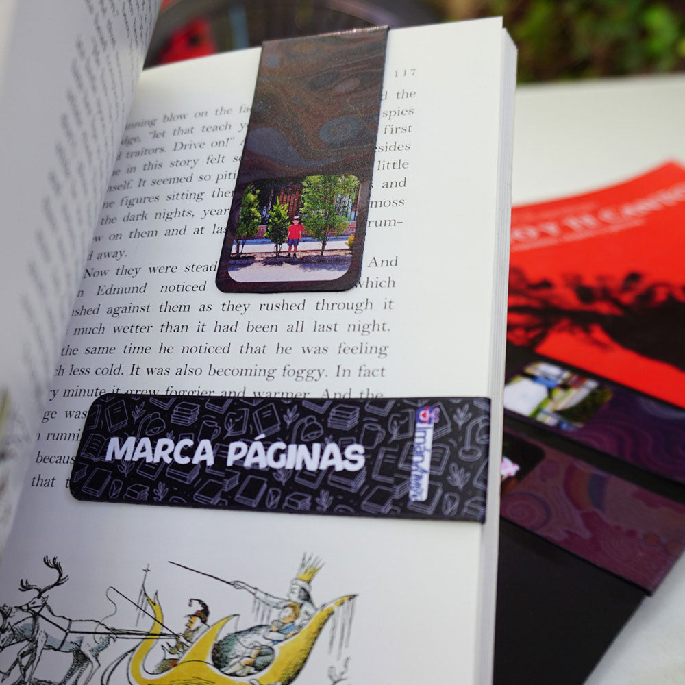 Marcapáginas magnético vertical en libro con fotografía de niño y arboles. Regalo personalizado
