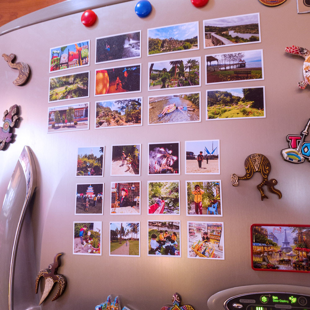 Fotografías en imán personalizadas en el refrigerador  con adornos horizontales y cuadradas. Detalle hecho a mano 